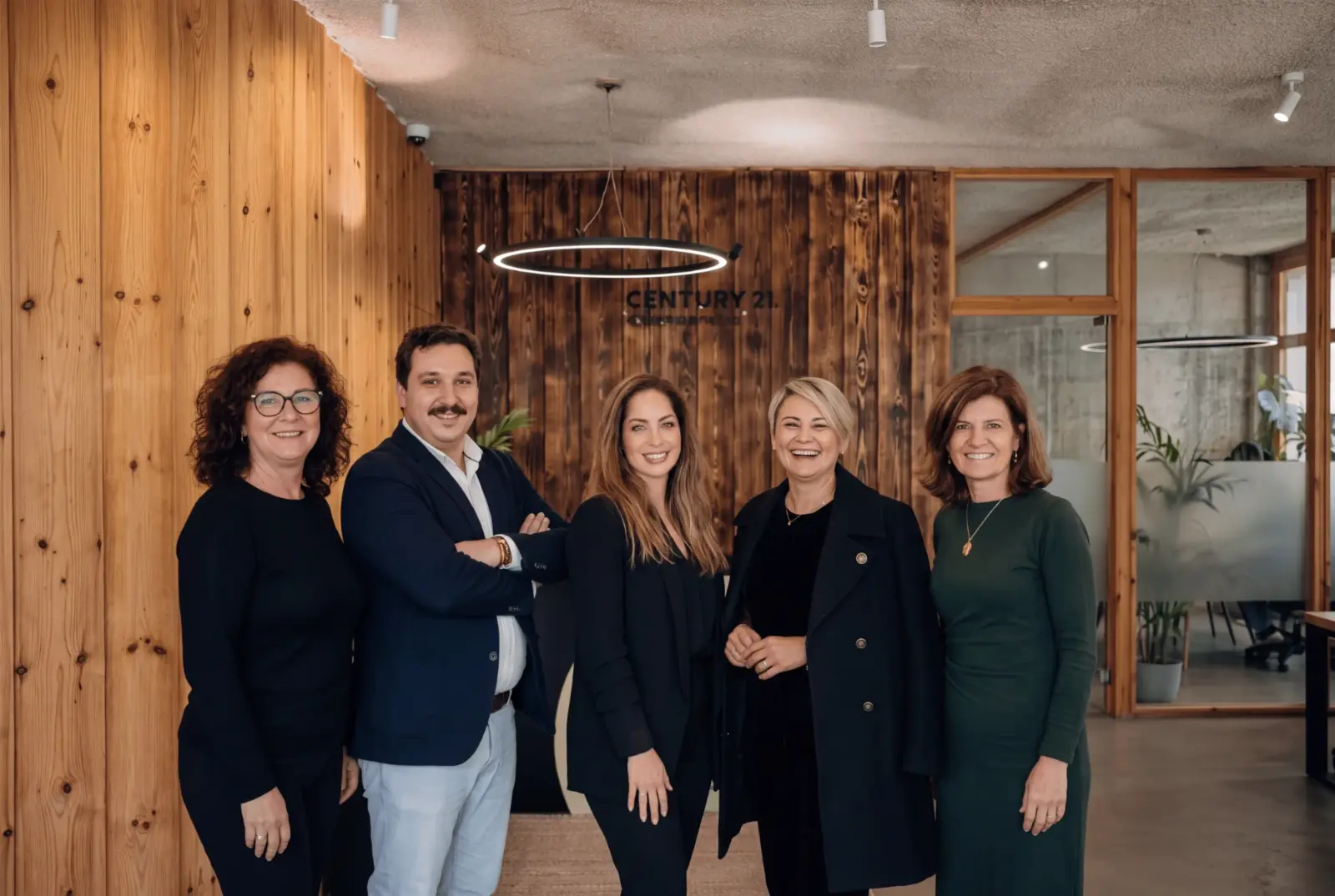 A equipa da Century 21 Realty Art, de pé, na agência