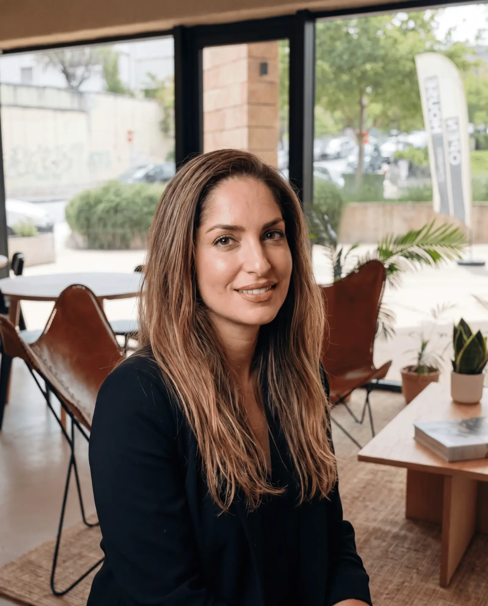 Consultora da Century 21 Realty Art a sorrir na agência